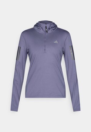 Lila långärmad tränings-T-shirt med huva, kvartslång dragkedja och tre svarta vertikala ränder på varje ärm. Tillverkad av ett strukturerat, ventilerande material.