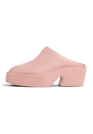 Sabots en cuir rose à enfiler, avec un talon épais, un bout arrondi et une texture lisse. Présente un détail découpé sur le côté intérieur du talon.