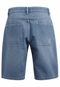 Shorts en denim bleu clair, à coupe classique, avec deux poches arrière et un détail logo. Texture lisse et coutures surpiquées.