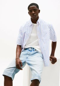 Tommy Jeans RYAN REGULAR DISTRESSED - Jeansshort - denim light