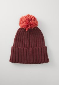 Strikket hue i bordeaux med en stor orange pom-pom på toppen, med ribbet tekstur og en foldet kant i bunden.