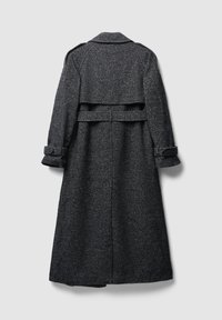 Cappotto lungo grigio scuro in tessuto strutturato. Presenta uno spacco posteriore, cintura in vita e polsini risvoltati. Colletto classico con spalle strutturate.