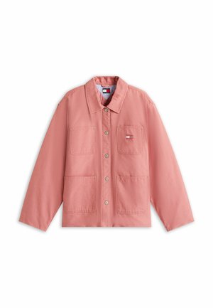 Giacca di cotone rosa con maniche lunghe, colletto, due grandi tasche frontali e un piccolo emblemma con il marchio sulla tasca del petto. Chiusura con bottoni.