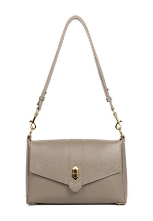 Sac à main en cuir gris de forme rectangulaire, avec fermeture à rabat, quincaillerie dorée, bandoulière réglable et finition texturée subtile.