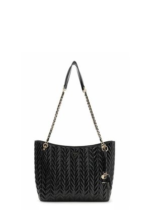 Bolso negro acolchado con asas de cadena dorada, logo de Guess en el frente y charms dorados decorativos colgando en el lateral.
