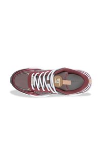 Sneaker bordeaux e grigie con materiali in rete e sintetici, lacci bianchi, etichetta logo beige e una suola bianca chunky.