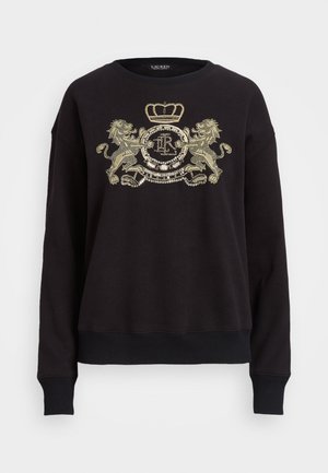 Czarna bluza z długim rękawem z złotym haftowanym herbem przedstawiającym dwa lwy, koronę oraz ozdobne inicjały w centrum.