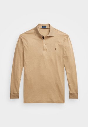 Polo de mangas longas bege, feito de algodão suave. Apresenta um colarinho clássico, uma pala com três botões e um pequeno logótipo bordado no peito.