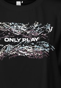 Schwarzes T-Shirt mit einem farbenfrohen abstrakten Grafikdruck und dem Schriftzug "ONLY PLAY" in fetten weißen Buchstaben in der Mitte.