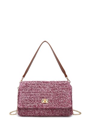 Borsa rettangolare intrecciata rosa e bianca con chiusura dorata, tracolla in pelle marrone e tracolla aggiuntiva con catena dorata.