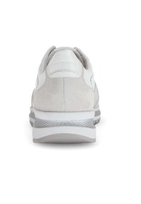 Herren-Sneaker aus hellgrauem Wildleder und Leder mit einer strukturierten Rückseite, gepolsterter Sohle und leichter Erhöhung; schlichtes Design ohne Muster.