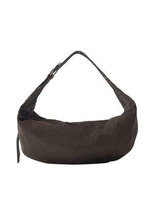 Borsa a tracolla in morbido camoscio marrone scuro con una singola tracolla e chiusura con cerniera su sfondo bianco.