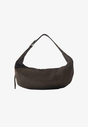 Puha, sötétbarna velúr táska egy vállpánttal és cipzáras záródással, fehér háttéren.