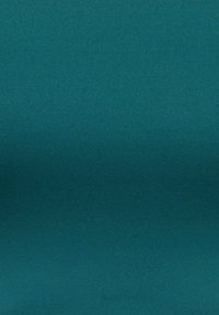 Τίρκουα ύφασμα με λεία, ματ υφή και ελαφρύ τέντωμα. Χωρίς σχέδια ή εμφανή μεταλλικά στοιχεία, προσφέροντας ομοιόμορφη εμφάνιση.