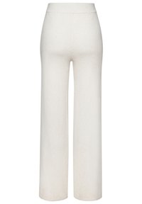 Biele ribbed pletené široké nohavice s vysokým pásom. Mäkká textúra, celková dĺžka, rovný strih bez viditeľných vreciek.