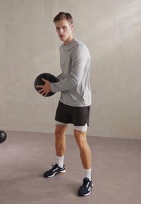 ICANIWILL STRIDE - 2-in-1-shortsit - charcoal