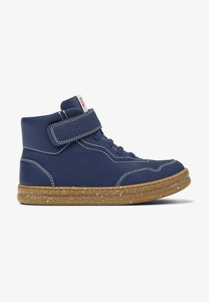 Zapatillas altas de color navy con parte superior texturizada, costuras blancas, correa de velcro y suela de goma con detalles moteados.
