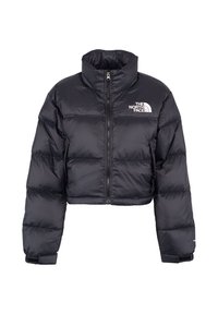 Giacca a vento nera accorciata con zip frontale, colletto alto, e logo The North Face sul lato sinistro del petto e "700" sul polsino sinistro della manica.