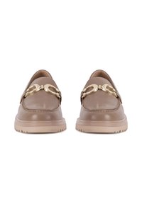 Gaiši brūni ādas loaferi ar zelta aksesuāriem, noapaļota purngala un rakstainas beidzas zoles. Iezīmē šuvju detaļas un gludu apdari.