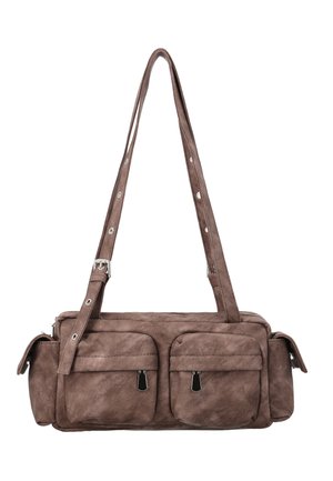 Barna szarvasbőr téglalap alakú válltáska két első cipzáras zsebbel, oldalsó zsebekkel és állítható csatos pánttal.
