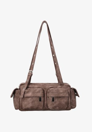 Sac à bandoulière rectangulaire en daim marron avec deux poches zippées à l'avant, des poches latérales à rabat et une sangle réglable avec boucle.