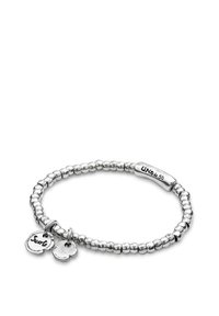 Pulsera de cuentas de plata con dos dijes. Un dije es ovalado con la palabra "Suerte" grabada, y el otro es un dije redondo más pequeño. Marcado con "UNO de 50".