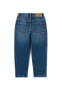 Jeans de denim azul con corte recto, que presentan dos bolsillos traseros y una etiqueta de cuero en la cinturilla. Textura suave con ligero desvanecimiento.