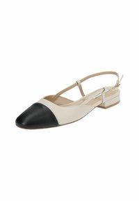 Beige lær slingback flatsko med spiss tå, svart lærhette, liten blokkhelt og justerbar stropp med gullhardware.