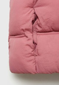 Secțiune de jachetă puf roz, cu o textură netedă, ușor șifonată, cu cusături vizibile și detalii de ș seamă îngropată.