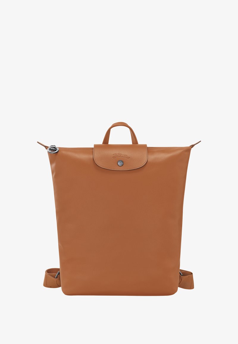 Brauner Leder-Rucksack mit klarer Form, oberem Griff, verstellbaren Trägern, Druckknopfverschluss und geprägtem Logodetail auf der Vorderseite.