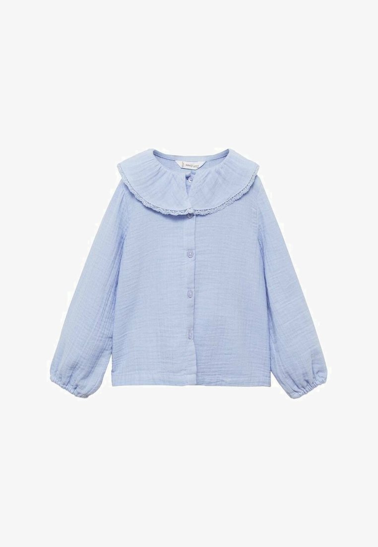 Cămașă albastră deschisă cu mânecă lungă, dintr-un material texturat, dotată cu un guler mare cu volane, butoane frontale și manșete elastice.