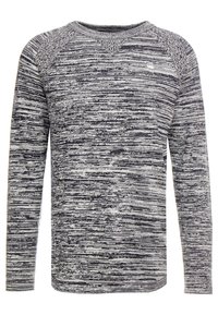 Chemise à manches longues présentant un design tricoté texturé avec des rayures bleu marine et gris clair, un col rond et des manches raglan.