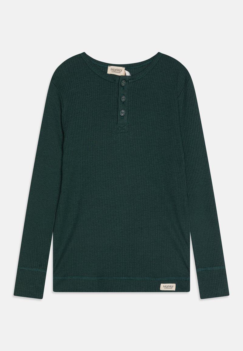 Tamsiai žalia ilgomis rankovėmis marškinėliai su raukšlėta tekstūra, trijų mygtukų užsegimas ir etiketė su prekinio ženklo pavadinimu siuvinėti prie apvado.