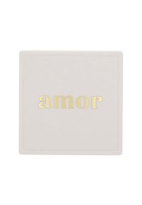 Objeto decorativo cuadrado que presenta la palabra "amor" enfoil dorado sobre un fondo rosa claro con un acabado sutilmente texturizado.