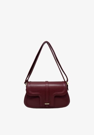 Piccola borsa a tracolla in pelle rosso scuro con chiusura a patta e dettaglio fibbia color oro, doppie cinghie per il trasporto.