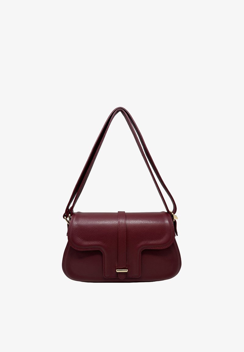 Piccola borsa a tracolla in pelle rosso scuro con chiusura a patta e dettaglio fibbia color oro, doppie cinghie per il trasporto.