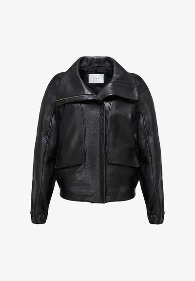 Schwarzlederjacke mit strukturiertem Design, breitem Kragen, großen Fronttaschen und einem Reißverschluss auf der Vorderseite. Glatte Textur.