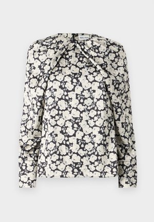 Zwarte bloemenblouse met crèmekleurige bloemen, lange mouwen, geplooide details bij de schouders en een rechte zoom. Zachte stoffen textuur.