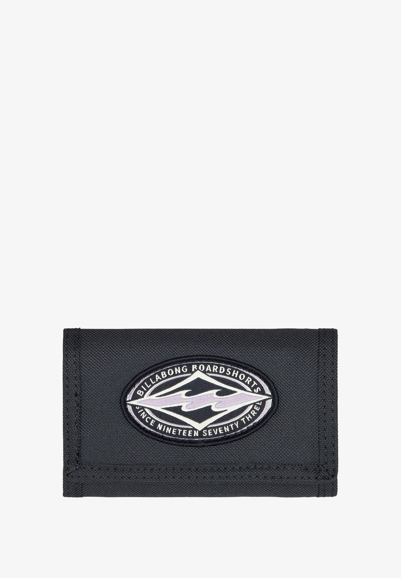 Czarny portfel o teksturowanym wykończeniu, z owalną naszywką z logo z napisem "Billabong Boardshorts" oraz falistym wzorem.