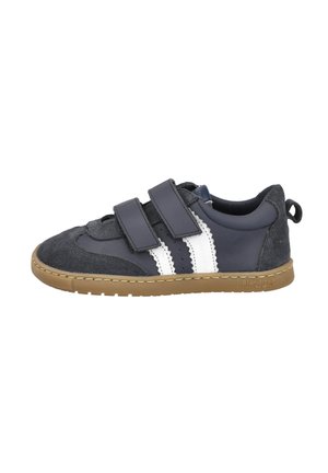 Zapatilla azul y gris con dos correas de Velcro, material de ante y cuero, detalles de rayas blancas, suela de goma y una pestaña en la parte trasera.