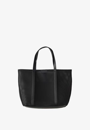 Zwarte gaas tote bag met gladde leren handvatten. Ruime rechthoekige vorm met een geperforeerde textuur en een minimalistisch ontwerp.