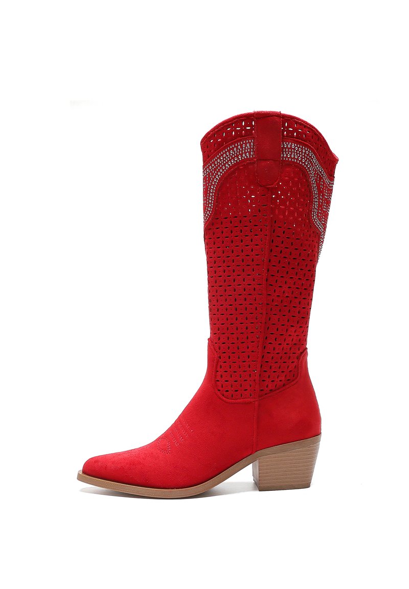 Bota de vaquero de ante rojo con puntera ligeramente afilada, caña perforada y tacón bajo en bloque. Presenta acentos decorativos cerca de la parte superior.