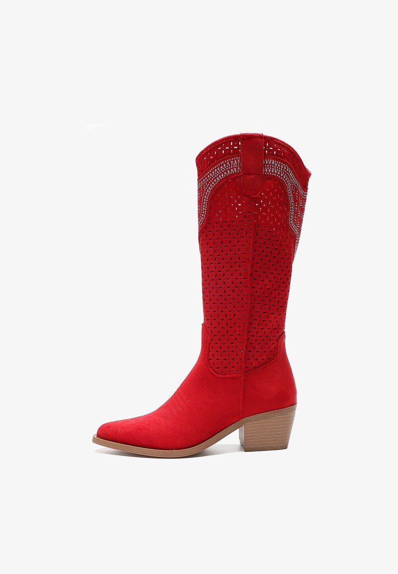 Bota de vaquero de ante rojo con puntera ligeramente afilada, caña perforada y tacón bajo en bloque. Presenta acentos decorativos cerca de la parte superior.