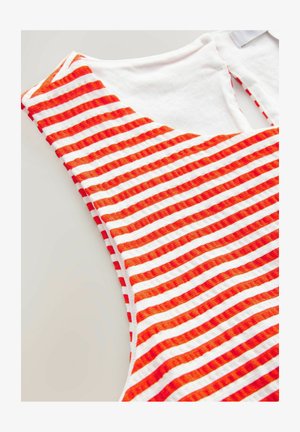 Top mit Trägerdesign aus weißer Baumwolle und abwechselnden rot-orangefarbenen Streifen. Verfügt über einen runden Ausschnitt und einen kleinen Ausschnitt auf der Rückseite.
