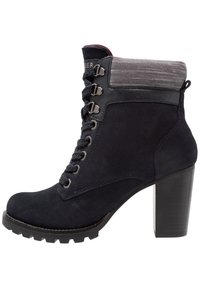 Kotníková bota v námořnické modři z semiše s žebrovaným šedým límcem, černými tkaničkami, kovovými průchodkami a masivním podpatkem; podrážka s texturou pro lepší přilnavost.