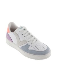 Baskets blanches avec des accents en daim dans des teintes de bleu clair, violet et rose. Présente une pointe perforée, un design à lacets et une semelle en caoutchouc texturée.