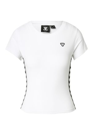 Hvid T-shirt med korte ærmer og rund halsudskæring, med en lille sort logo på brystet og sorte side-accenter med et chevronmønster.