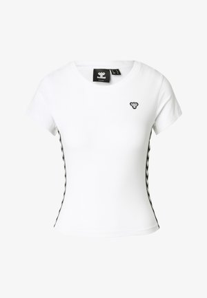 Hvid T-shirt med korte ærmer og rund halsudskæring, med en lille sort logo på brystet og sorte side-accenter med et chevronmønster.