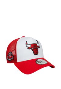 Rot-weiße Kappe mit dem Logo der Chicago Bulls. Mesh-Rückenteil mit flacher Krempe, verstellbarer Snap-Verschluss und gestickten Details auf der Vorderseite.