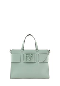 Borsa sintetica verde con due manici, un logo quadrato al centro e due tasche frontali. Presenta una superficie liscia e un design elegante.